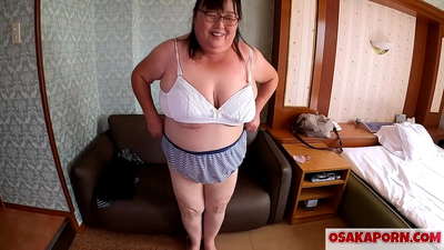 פעט יאַפּאַניש מאַם ווייזט איר ריזיק טיץ און ינדזשויז אַ געשלעכט צאַצקע. א 51-יאָר-אַלט אַסיאַן מאַם רעדט וועגן איר געשלעכט דערפאַרונג. יוקיקאָ 1 אָסאַקאַפּאָרן פאַטי מילף